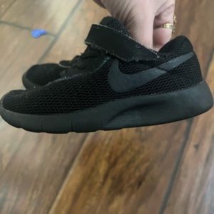 Black Nike Tennis Shoes 9c